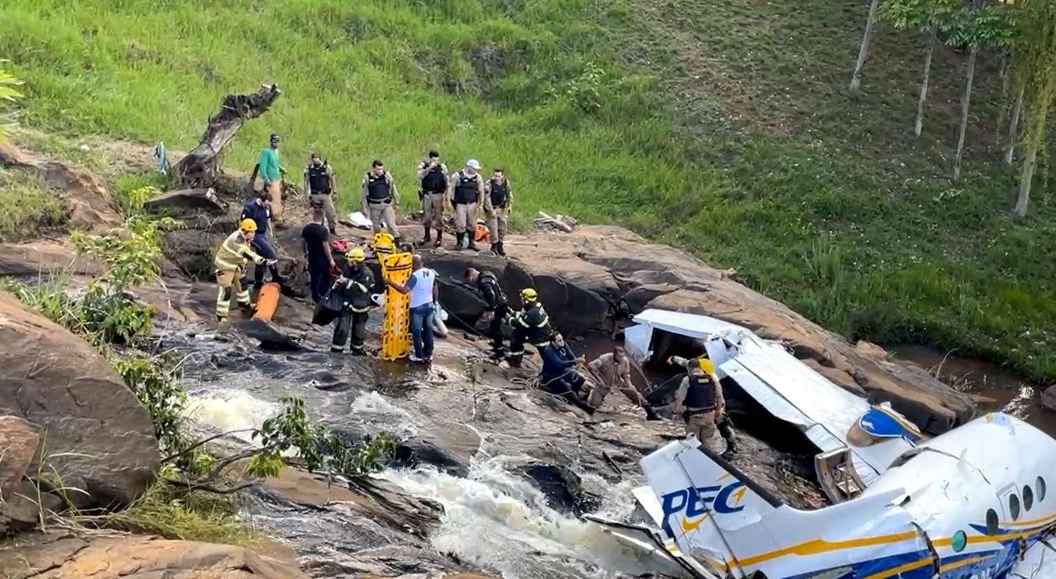 Duas Pessoas Morrem Em Queda De Avi O Mar Lia Mendon A E Equipe O