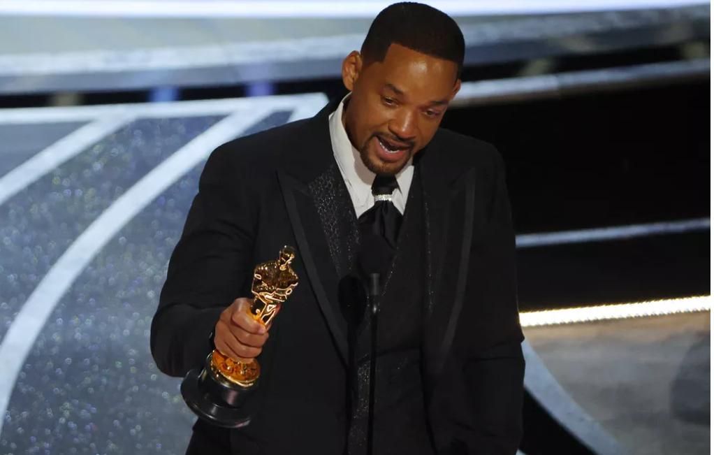 Will Smith ganha Oscar de melhor ator e pede desculpas após bater em