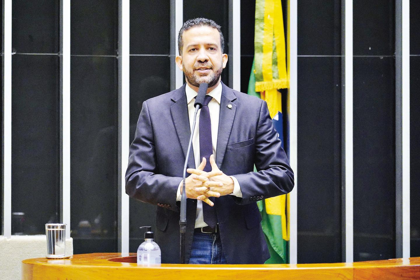 Pré candidato André Janones assume paradoxo de ter presença digital