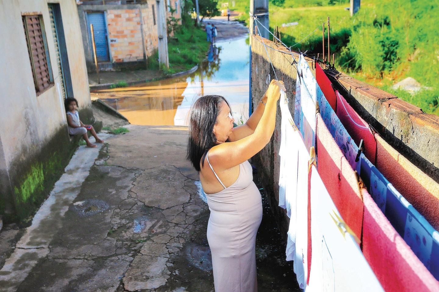 Móveis no alto e noite insone é rotina de quem mora em área de risco de