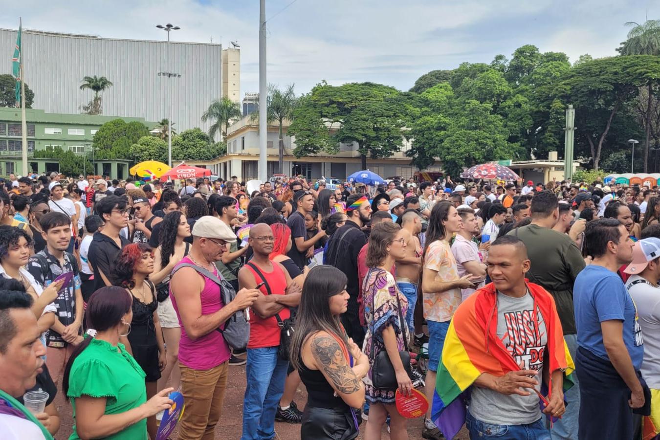 Cerca De Mil Pessoas Participam De Parada Do Orgulho Lgbtqiapn Em