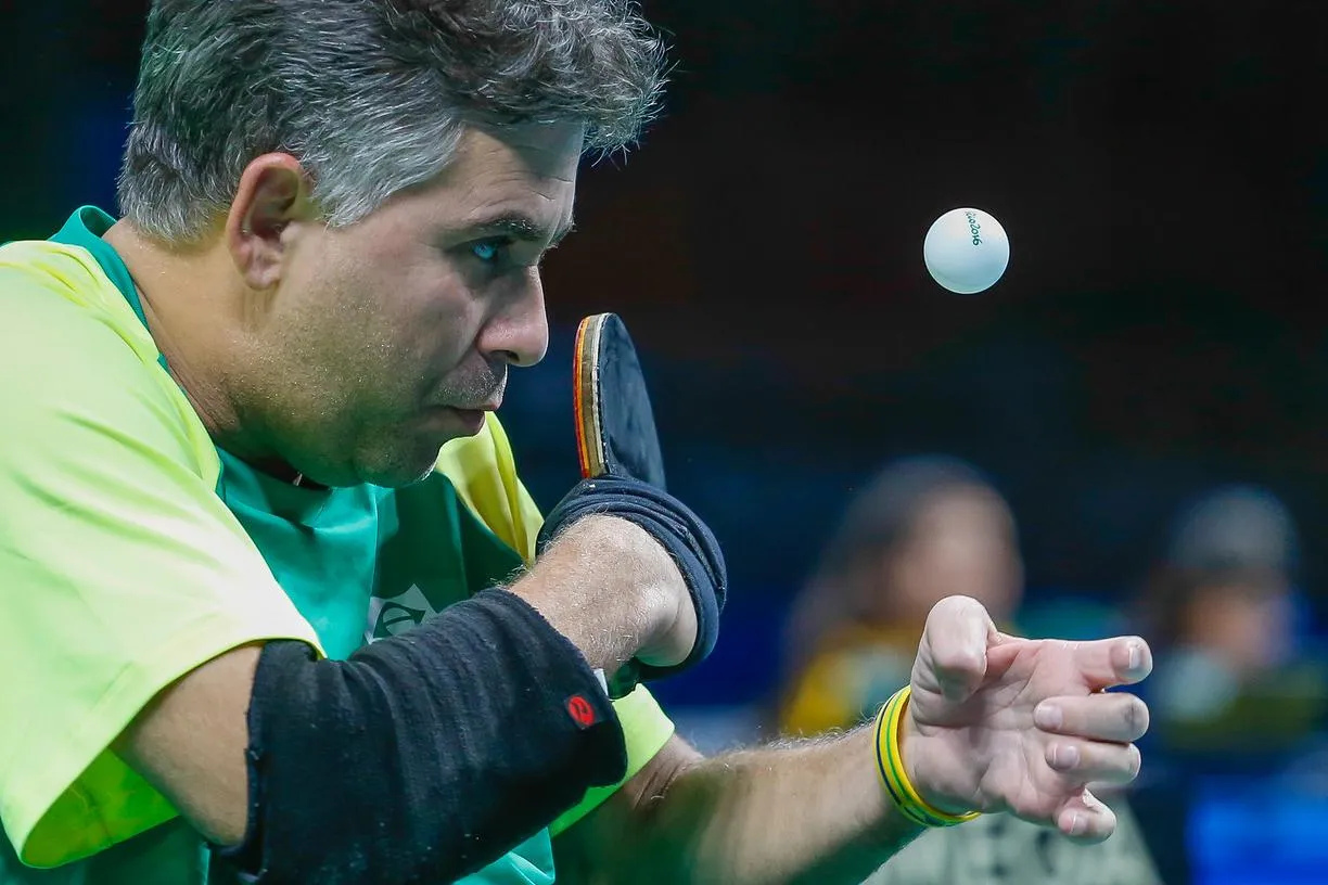 Equipe masculina e retrato em uma quadra de tênis para competição