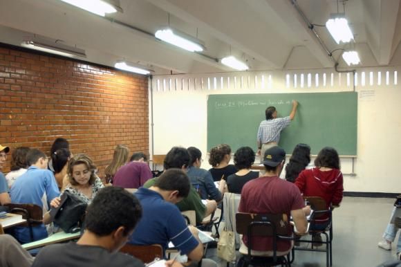 Tarcísio reduz aulas de artes e aumenta matemática e português em