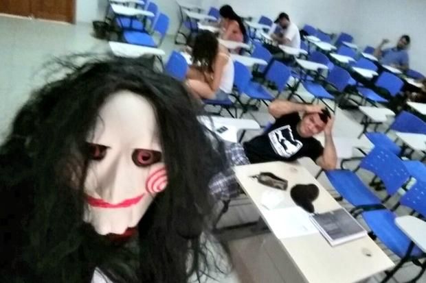 Professor surpreende ao aparecer para aplicar prova vestido de Jigsaw, dos 'Jogos  Mortais