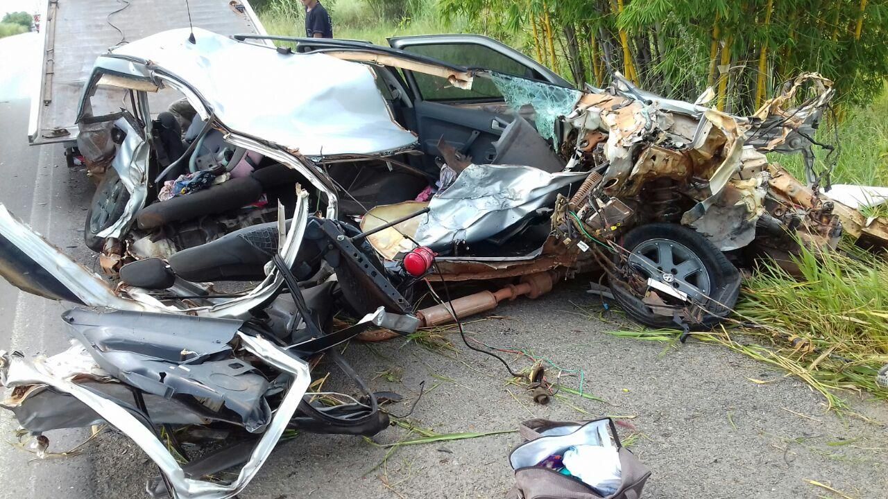 Três adultos e um bebê ficam feridos em acidente entre carro e caminhão, em  Itumbiara