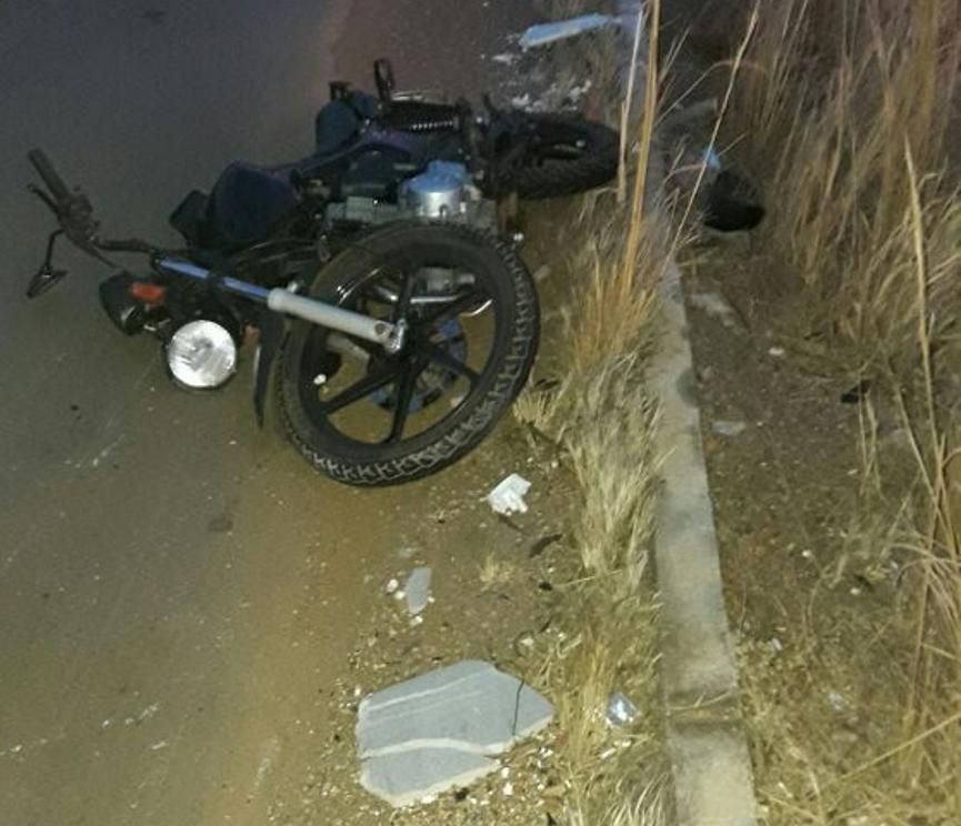 Homem perde controle e joga moto dentro de rio