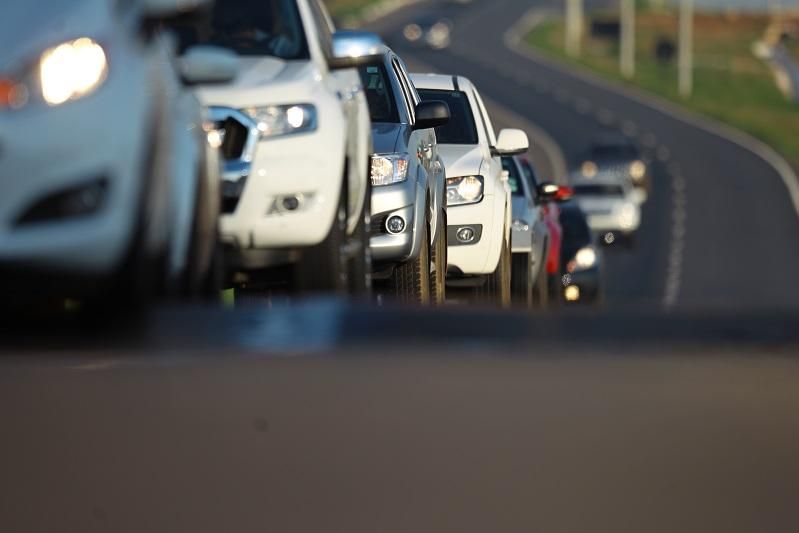 Menor fugindo da fiscalização colide em veículo na Perimetral