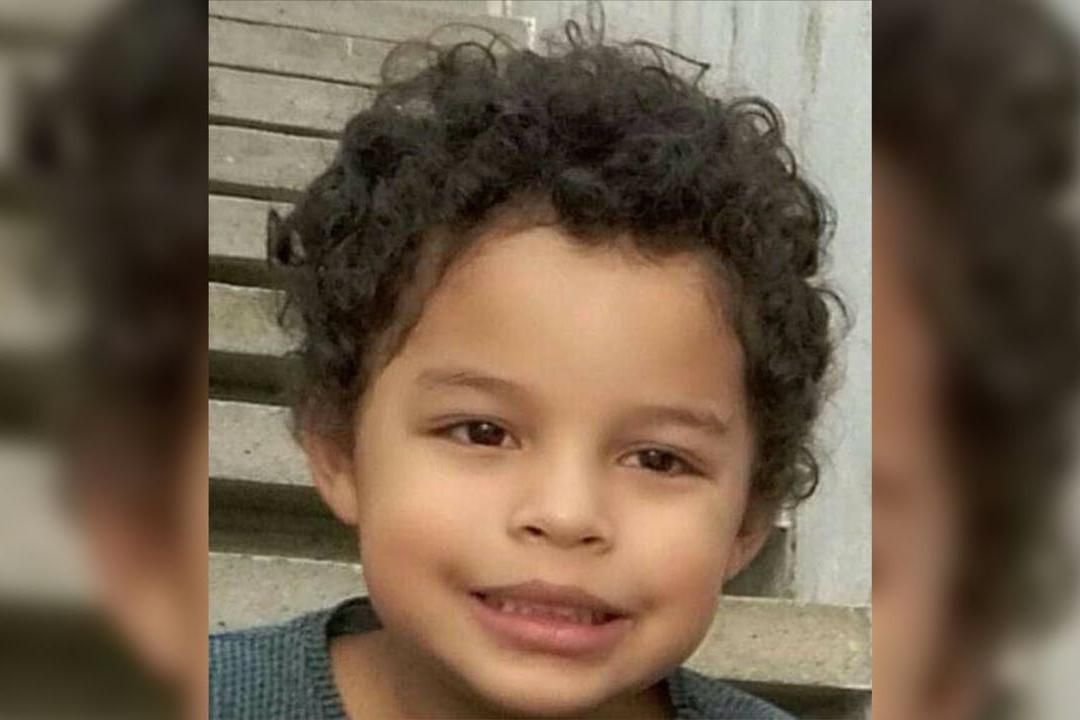 Menino morre após ser atingido por bala perdida enquanto jogava