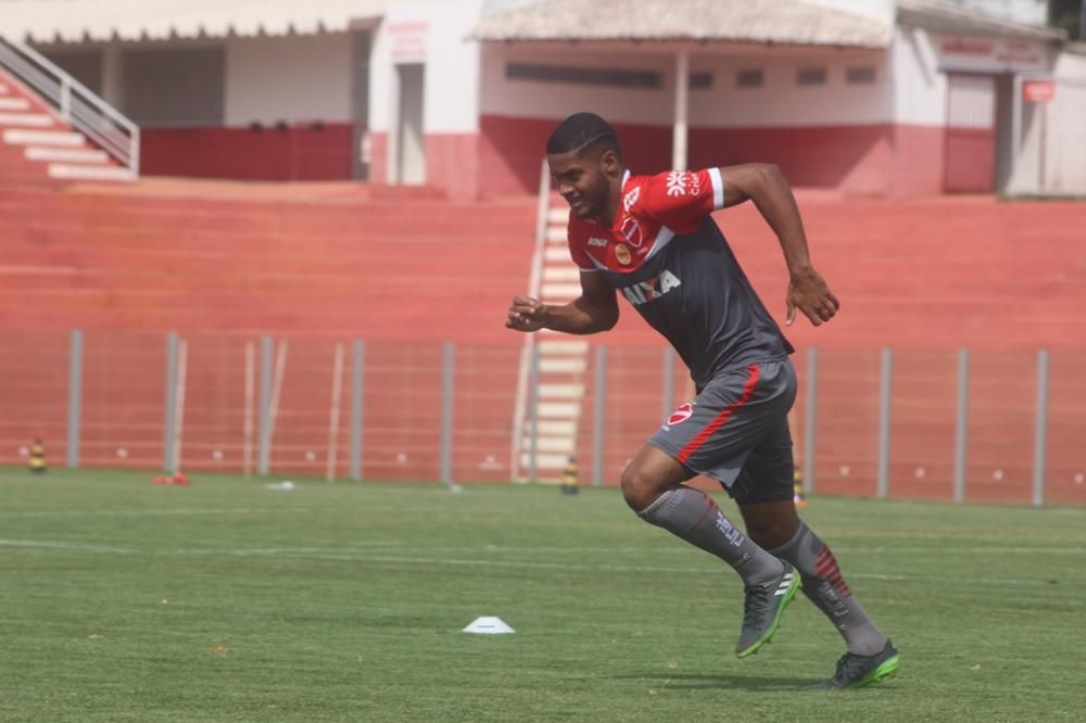 Emprestado ao Bangu, zagueiro tricolor passará por cirurgia no joelho