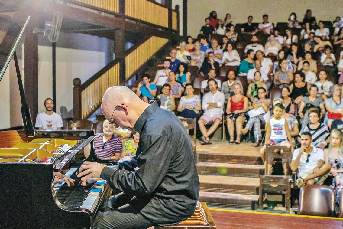 Pianistas de 11 e 15 anos tocam no projeto Quartas Clássicas, no