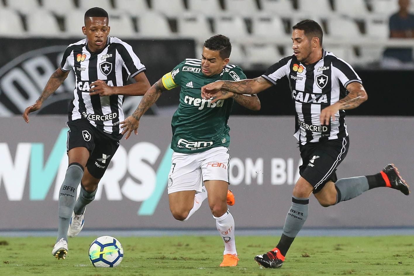Botafogo vira sobre o Inter e abre 16 pontos de vantagem no Brasileiro