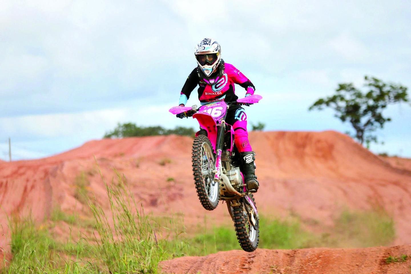 Primeira mulher a vencer corridas de motociclismo em Portugal tem 12 anos