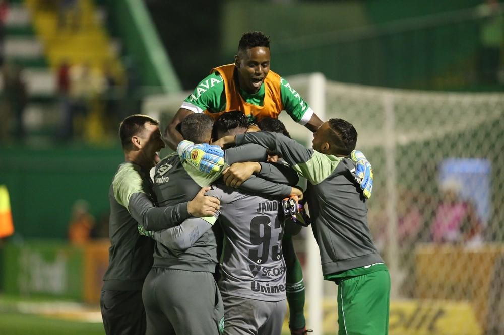 Com gol no final, Chapecoense vira e bate o Corinthians pela 1ª vez na  história