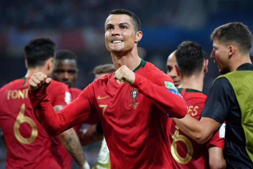 Cristiano Ronaldo se prepara para cobrança de falta contra a Espanha no  primeiro jogo da Copa do Mundo Rús…