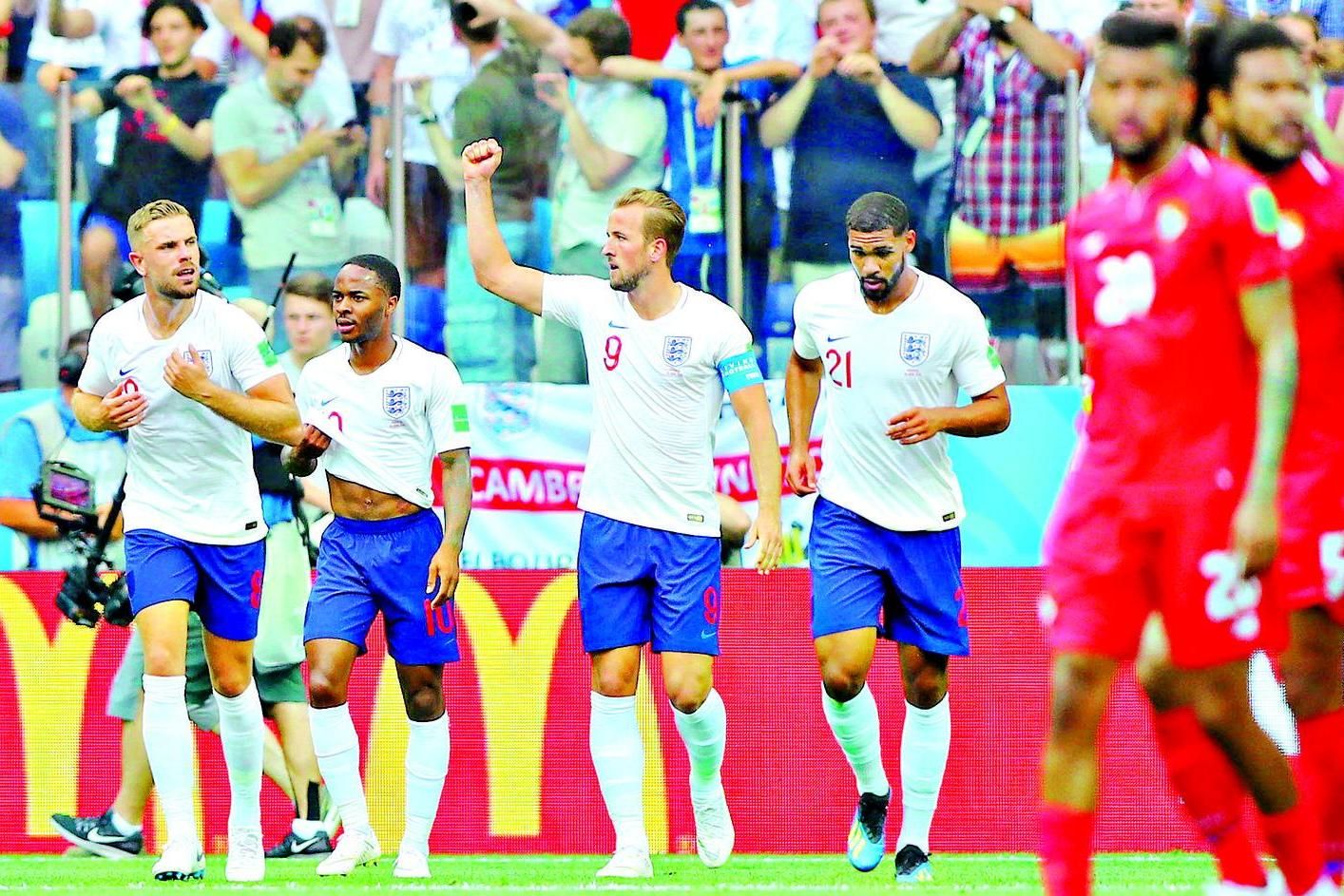 Harry Kane da Inglaterra disputa a bola com jogadores do Panama realizada  neste domingo, 24, no