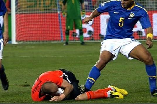 Árbitro da estreia do Brasil na Copa já expulsou Ronaldinho no