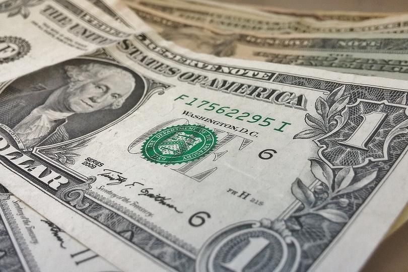 Dólar cai 1,84% e fecha cotado a R$ 5,25 com decisão sobre juros nos EUA;  Ibovespa sobe