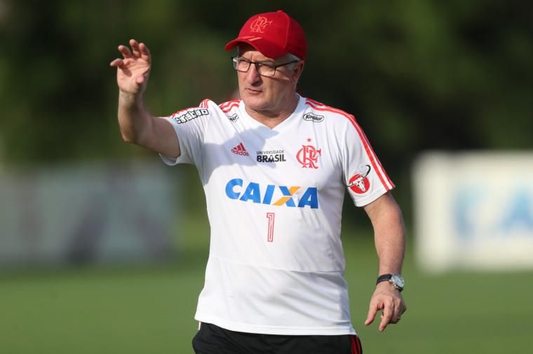 Dorival pede homens de confiança à CBF após Diniz ficar sozinho