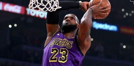 LeBron comemora feito histórico na NBA e ganha elogios de Abdul