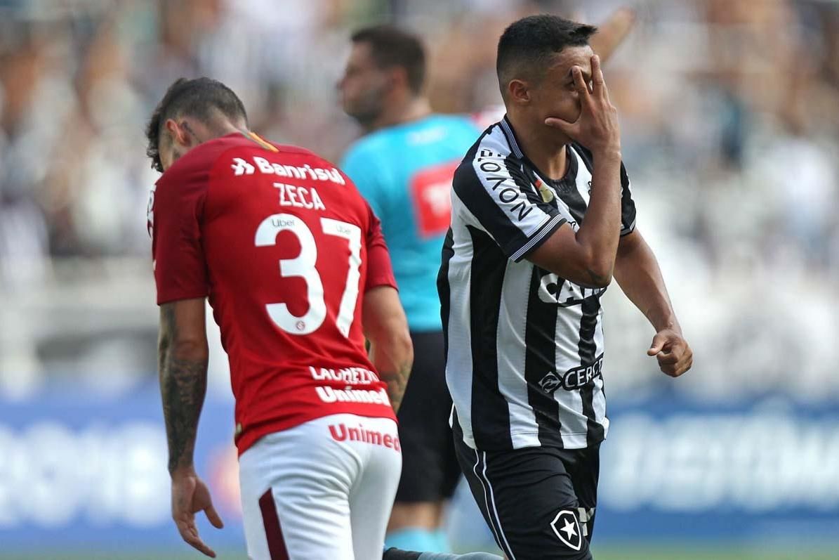 Botafogo abre o placar nos acréscimos, mas cede empate para o Coritiba e vê  Palmeiras com a mão na taça
