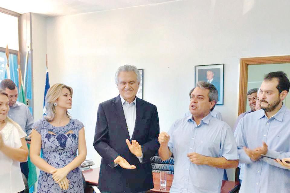 Bruna e Olavo trocam alianças no altar da Igreja do Pequeno Grande