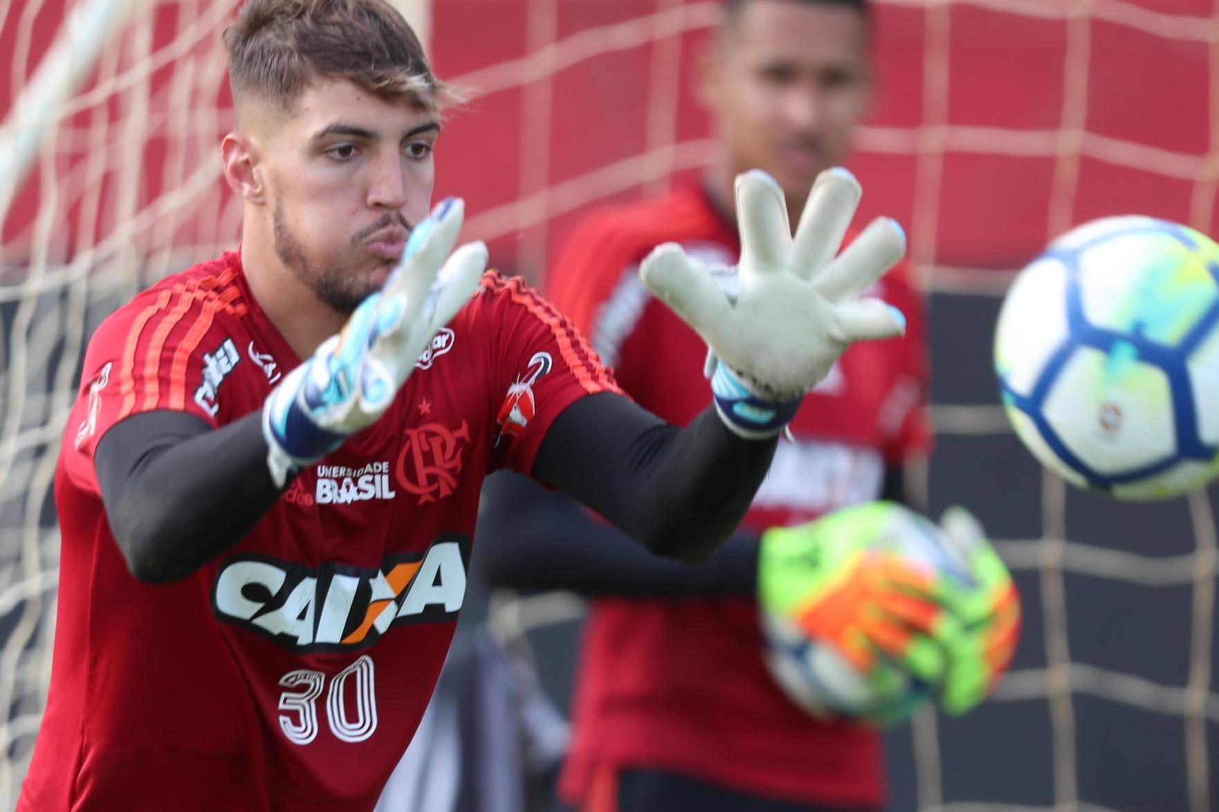 Flamengo negocia empréstimo de Wesley, lateral da base, para o