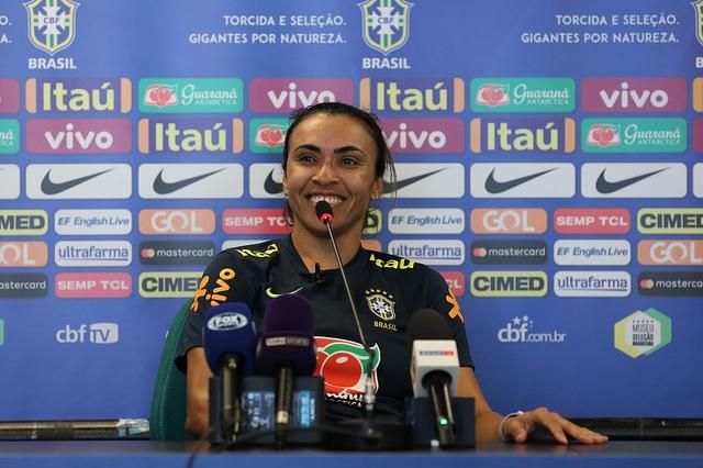 Brasil bate o Canadá de virada e fatura torneio de futebol feminino pela  sexta vez