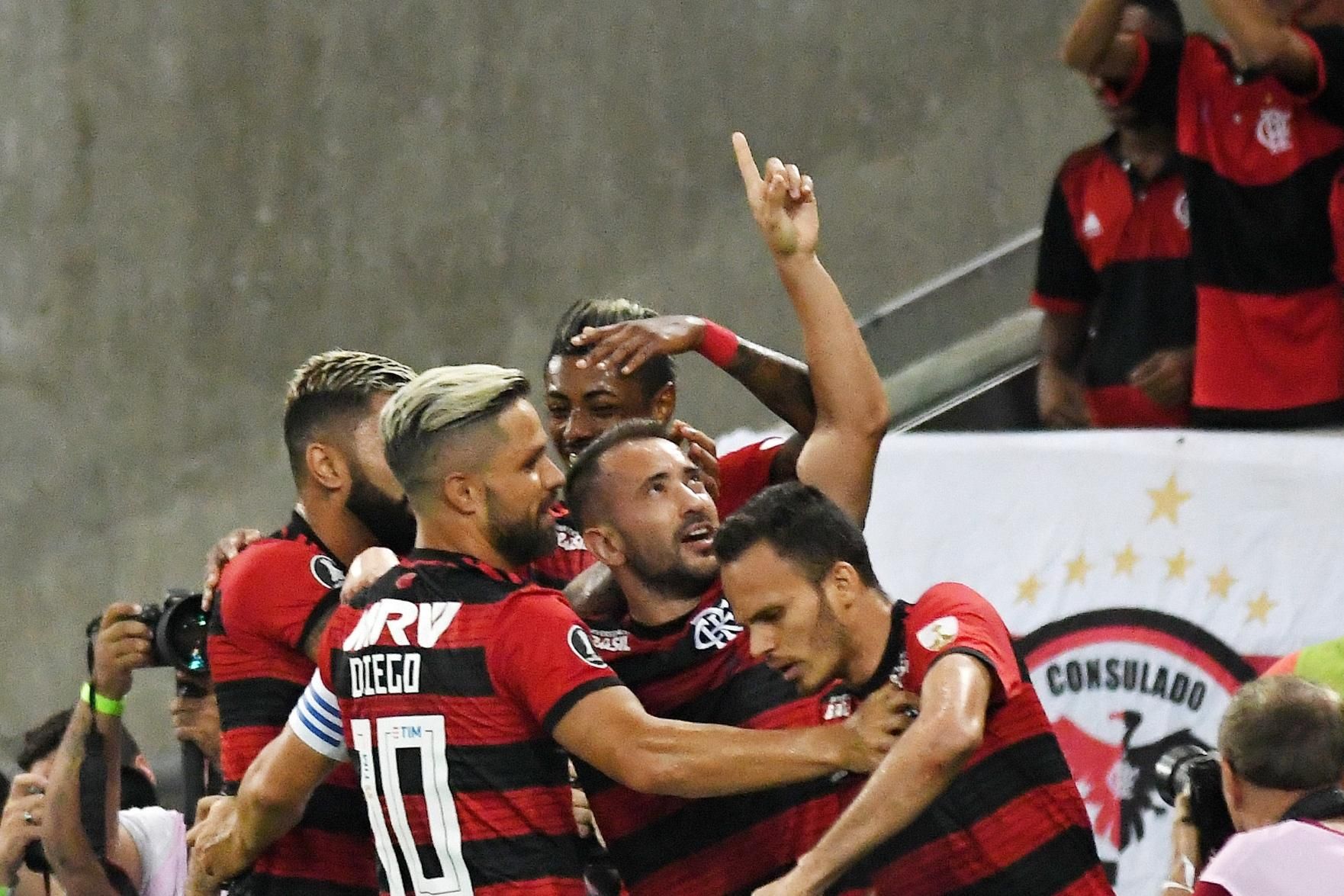 Com seis jogadores, Flamengo domina a seleção da Libertadores