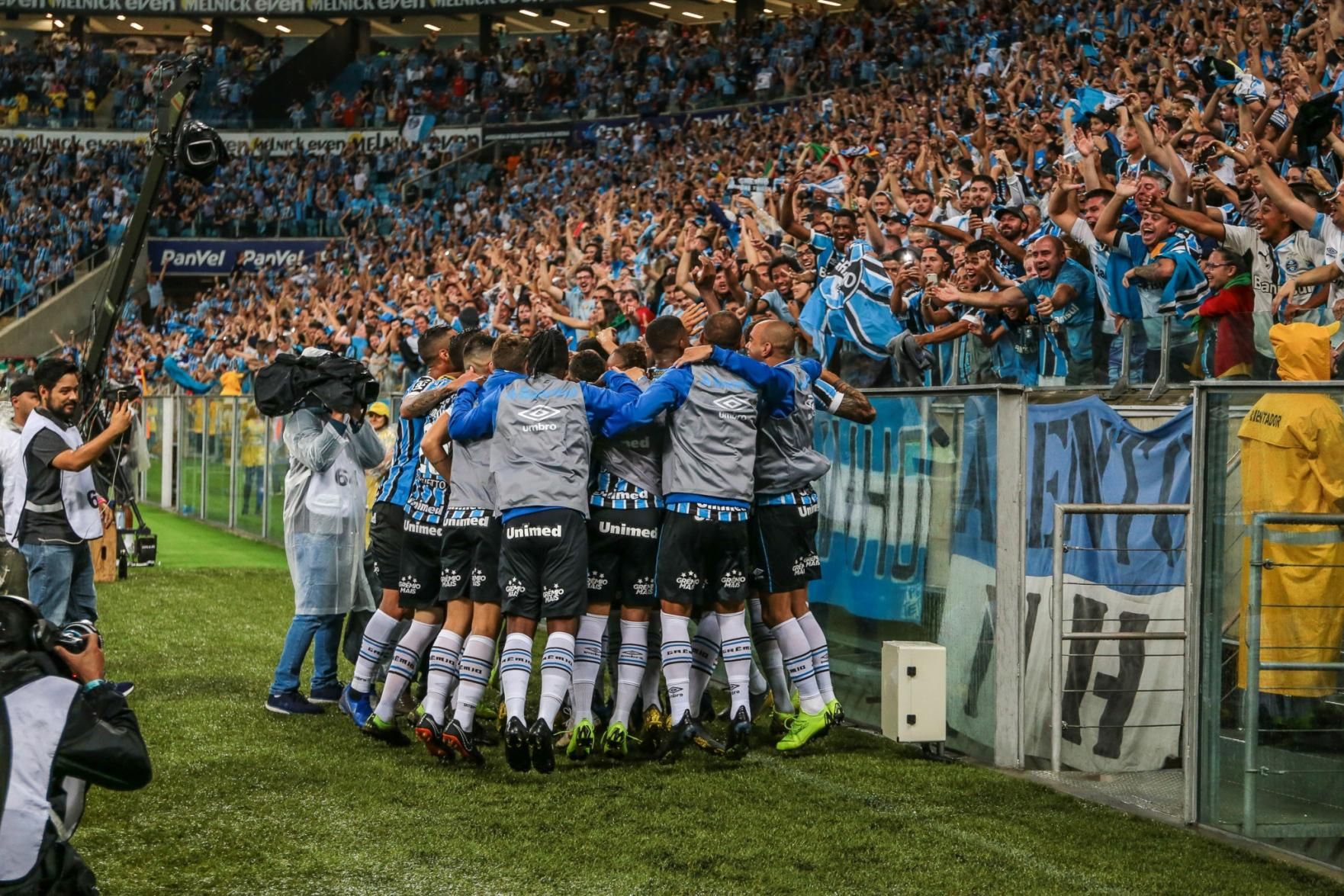 Em jogo marcado por confusão e expulsões, Grêmio bate o Avenida