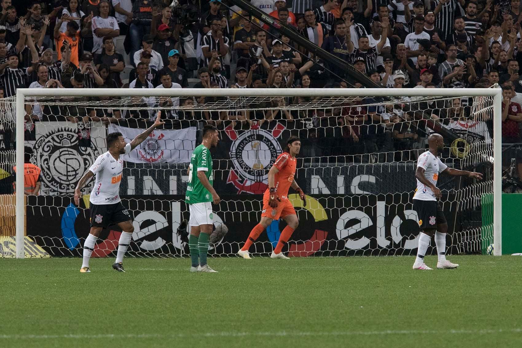 Corinthians e Grêmio empatam em jogo maluco de viradas e 8 gols em Itaquera