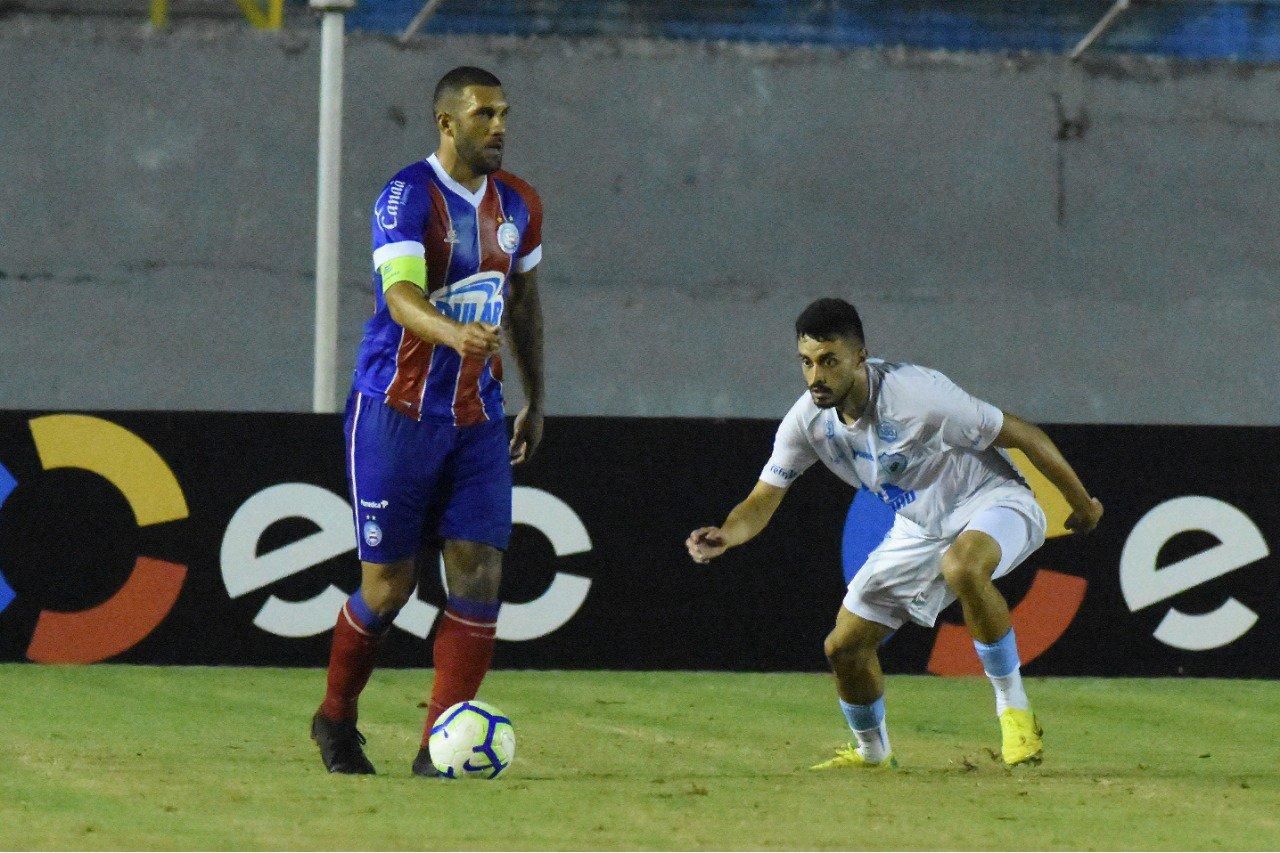 Em noite de sorte, Vasco vence o Londrina e mantém a liderança