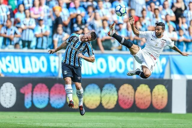 Corinthians e Grêmio empatam em jogo maluco de viradas e 8 gols em Itaquera