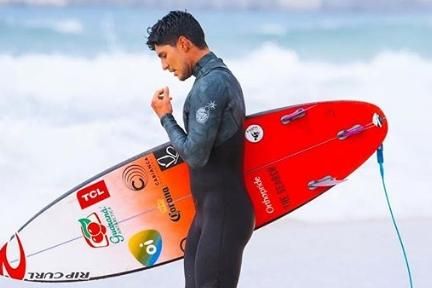 Gabriel Medina vence Filipinho e é tri campeão mundial de surfe