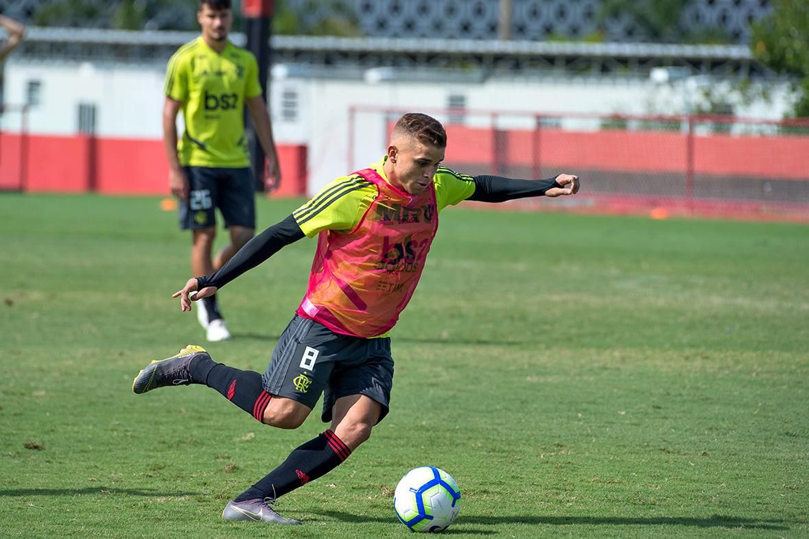 Revanche: O Futebol De Cartas Na Sua Mesa.