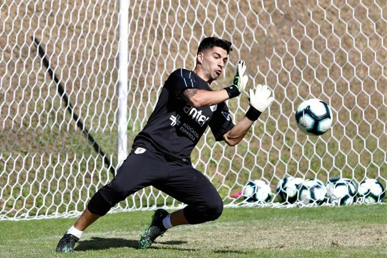 Jogador E Goleiros De Futebol Durante O Tiroteio Da Pena Imagem de