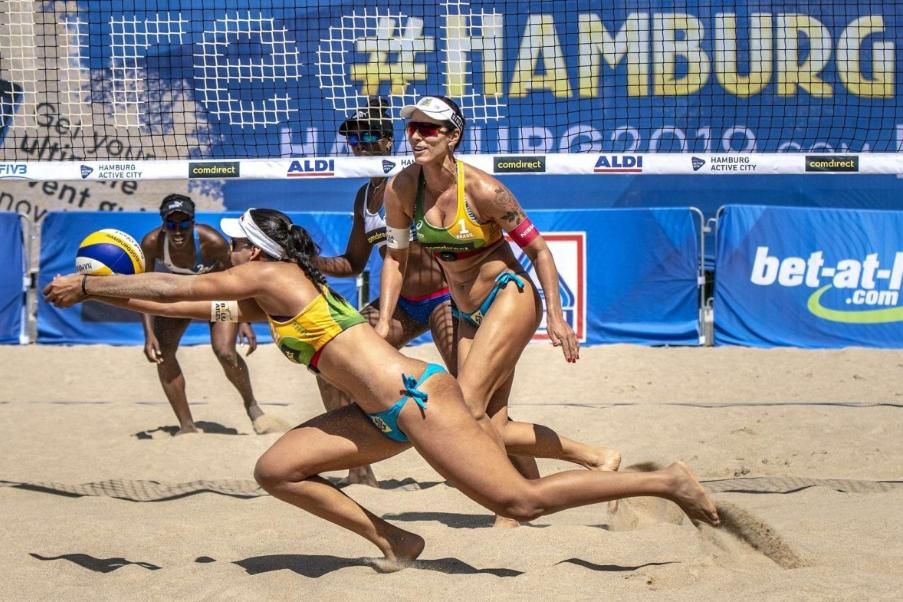 Dupla brasileira de vôlei de praia adia classificação olímpica e