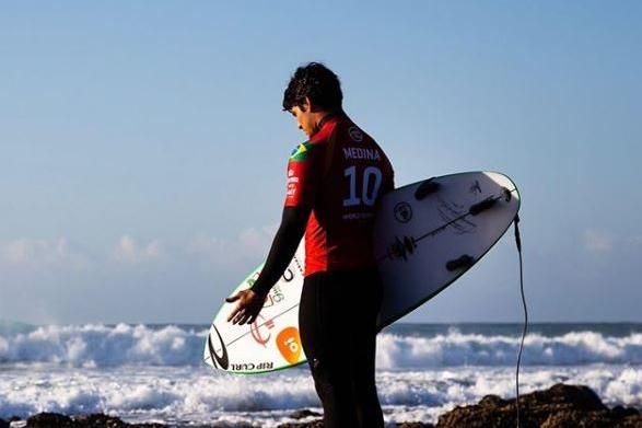 Gabriel Medina vence Filipinho e é tri campeão mundial de surfe