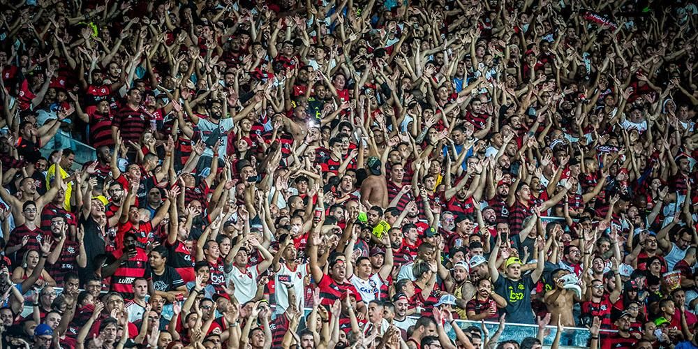 Isla chega ao Rio e é recebido pela torcida do Flamengo