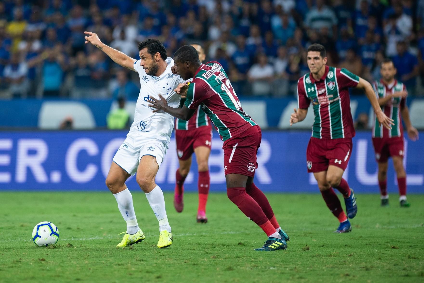Em jogo de baixo nível técnico, Cruzeiro vence e afunda o Vasco