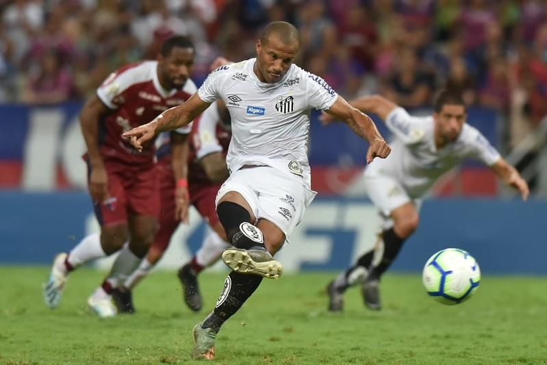 Vídeo! Treinador é baleado durante tiroteio em partida de futebol, Esporte