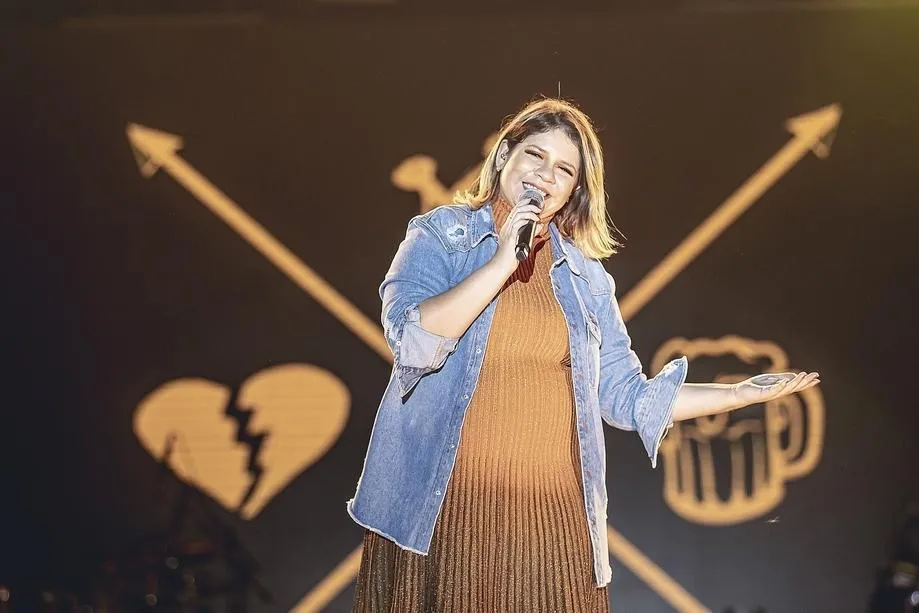 Vídeo: Mãe de Marília Mendonça canta com família de Cristiano