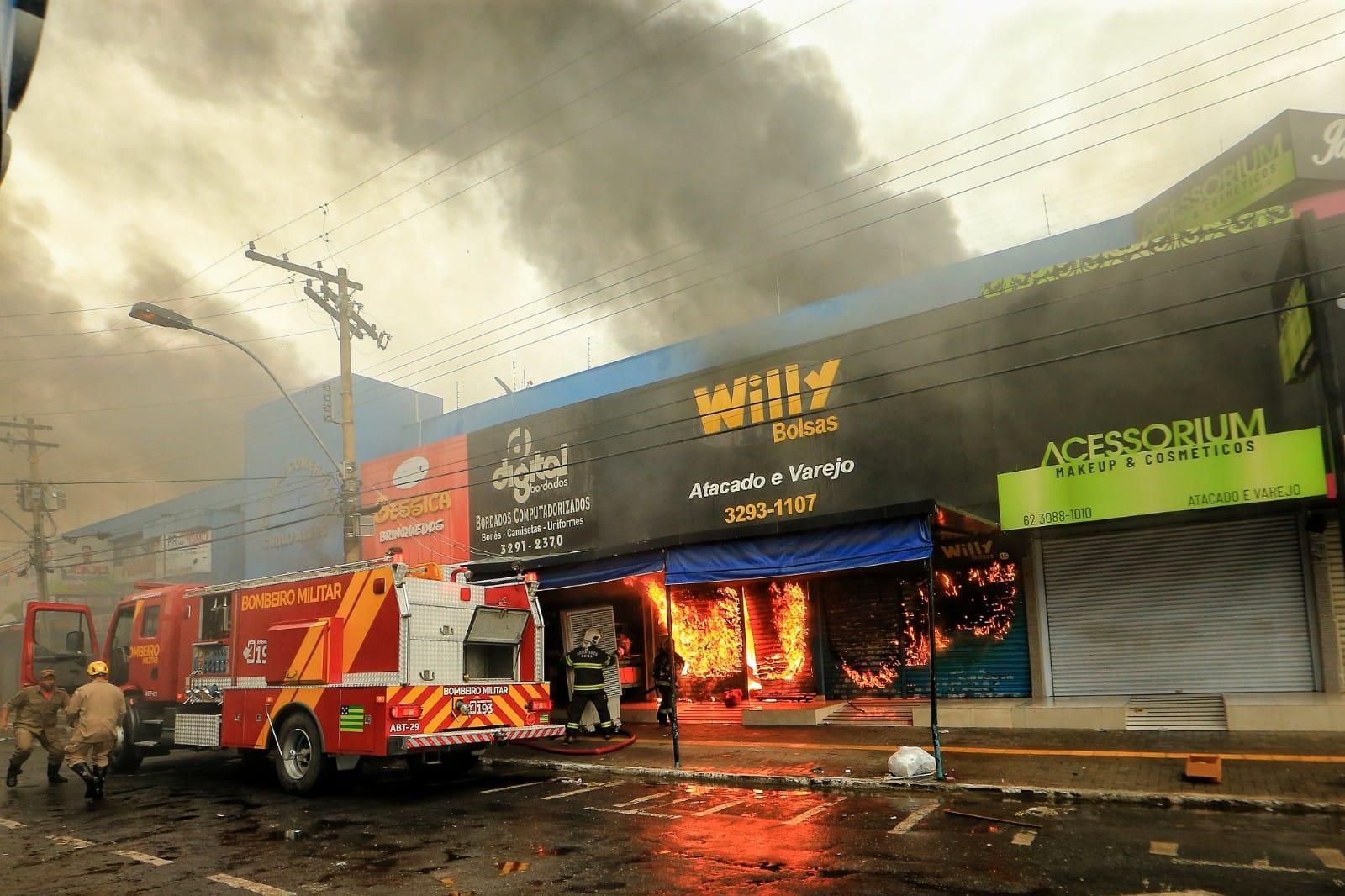 Depósito pega fogo e bombeiros utilizam 3 mil litros de água no combate -  Oeste Mais