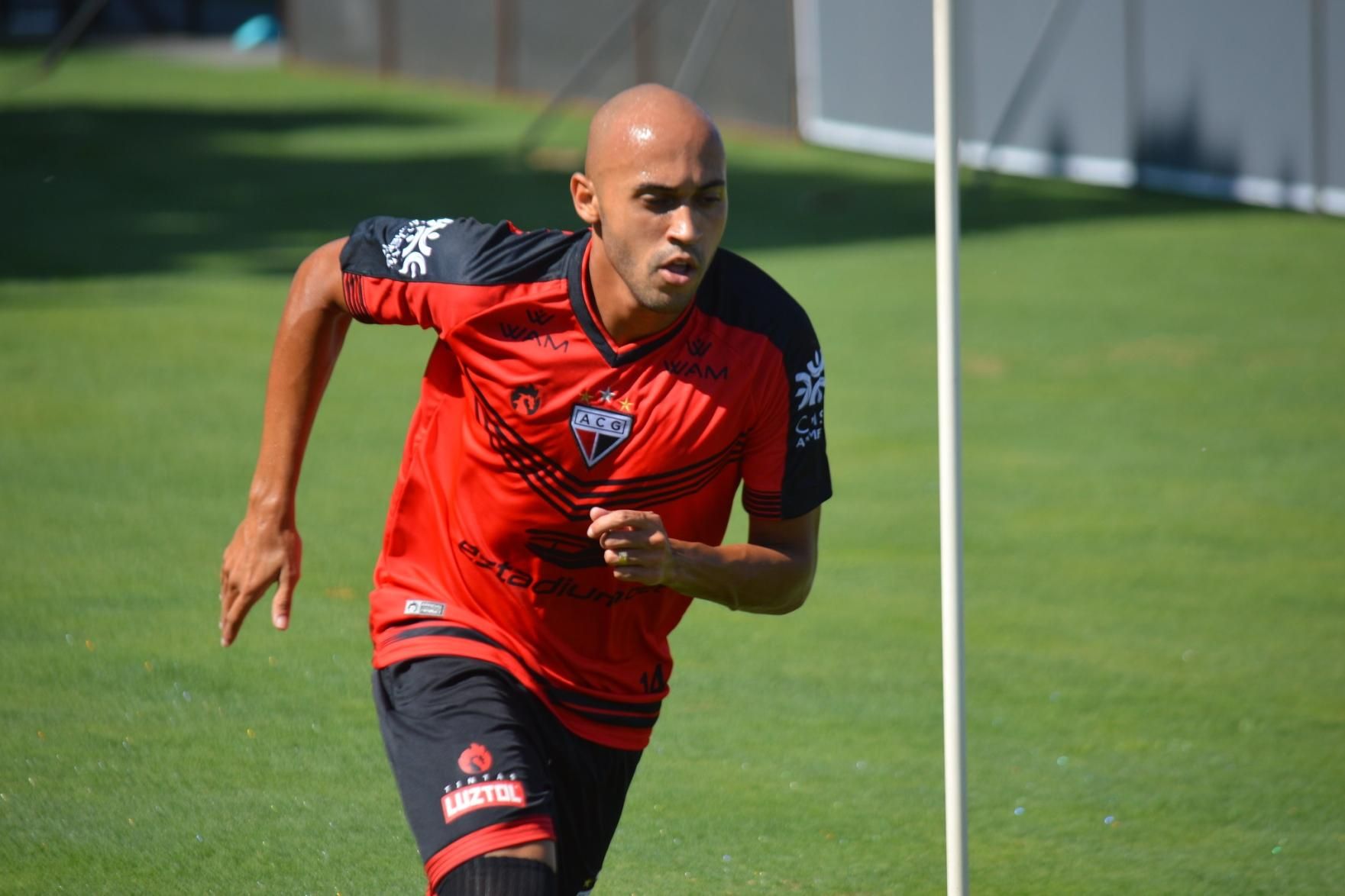 Flamengo contrata lateral-direito do Atlético Tubarão