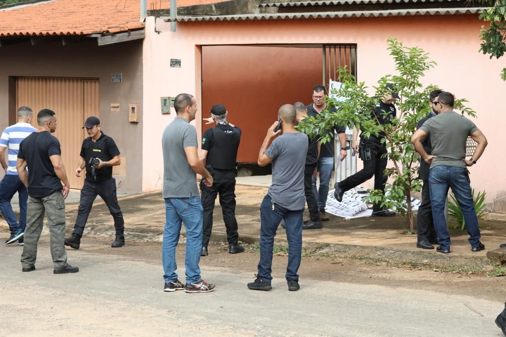 Policiais vs ladrões cena do crime chamada dever criminal fuga