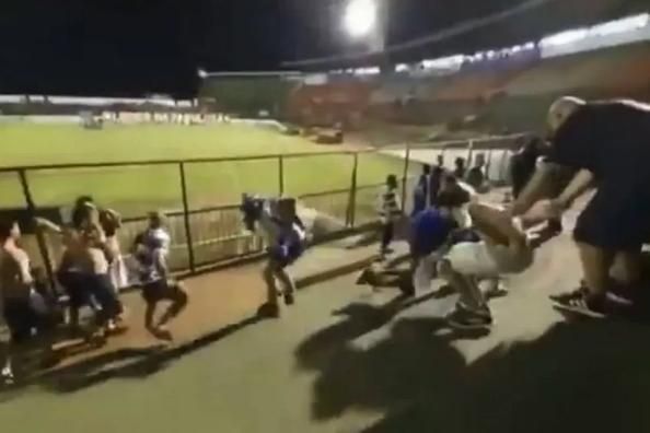 Futebol Alternativo TV on X: Torcida do Taubaté comemorou a vitória no  Canindé praticando parkour  / X