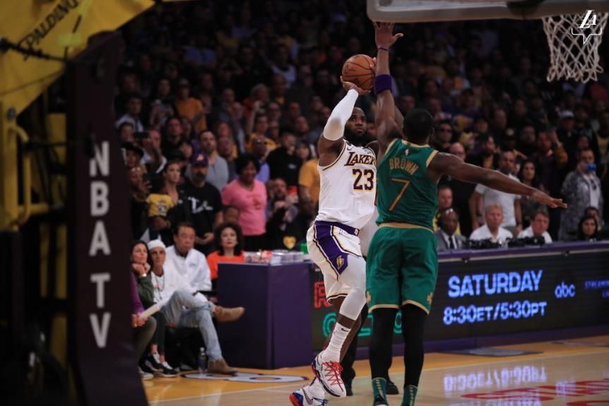 Lakers vencem os Celtics com cesta decisiva de LeBron e muita controvérsia