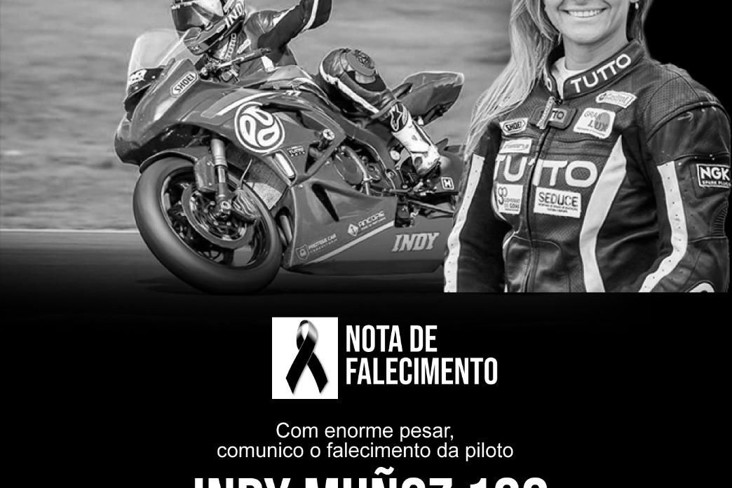 Dois garotos de 3 e 4 anos de idade disputam a corrida de moto vs