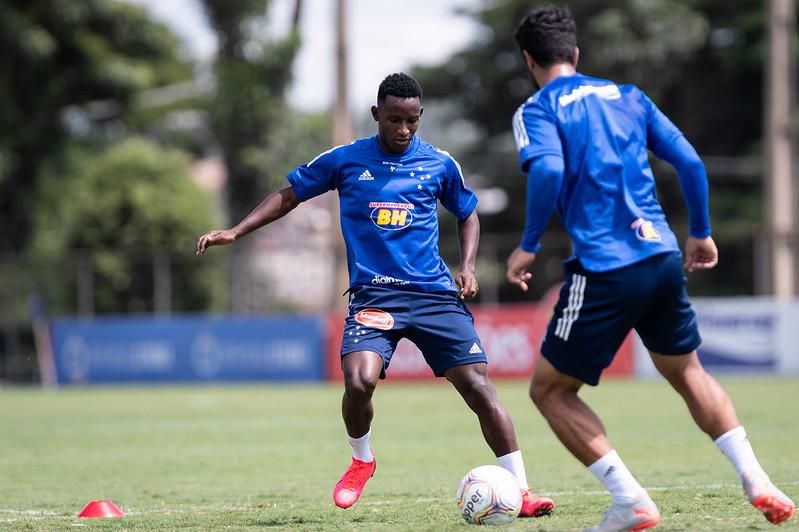Colombiano Angulo, de 19 anos, chega para treinar no Palmeiras