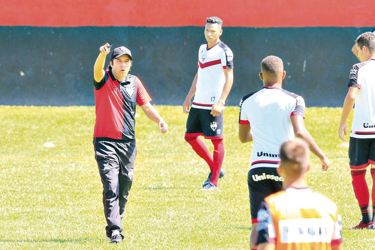 Tubarão pede tranquilidade ao Atlético-GO para sequência dos últimos três  jogos na Série B