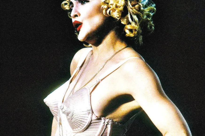 Madonna convida um time de astros e estrelas da música pop para
